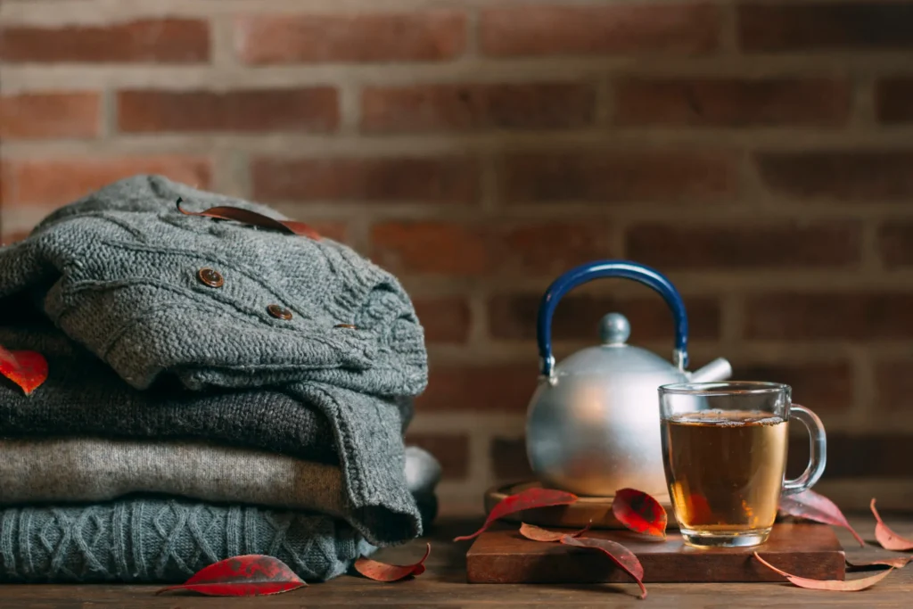 arrangement-avec-des-vetements-chauds-et-un-verre-avec-du-the-scaled