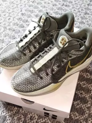 Baskets Nike T.8.5